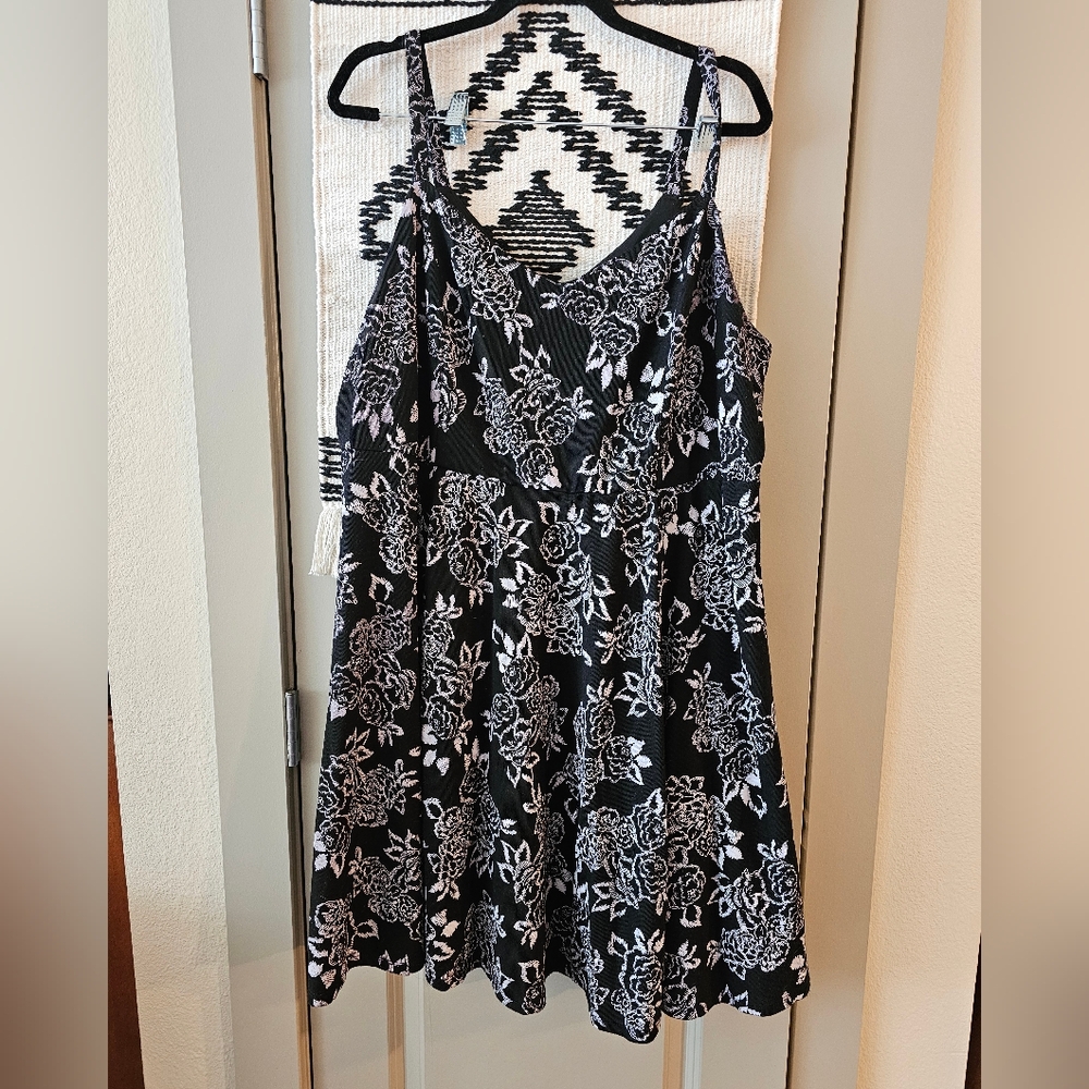 Torrid black and white floral dress sz 3